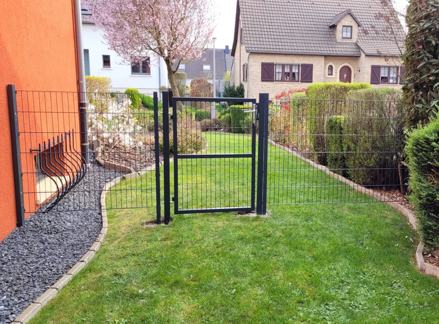 what is the standard width of a garden gate